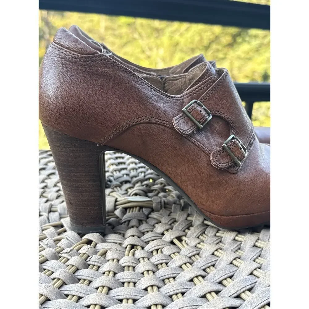 CLARKS Artisan Brown Leather BOOTIE Heels Double Buckle Zipper SIZE 8.5 Women’s